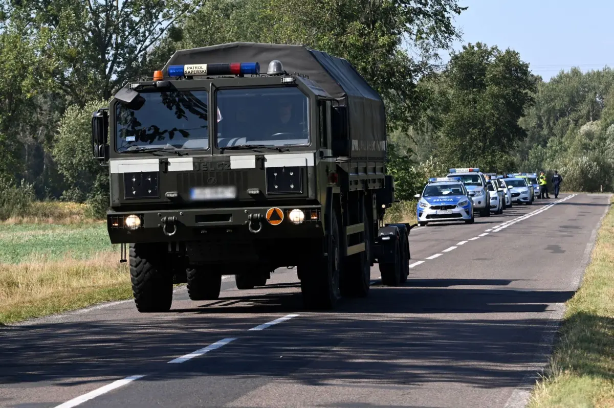 Militares polacos investigam locais onde terão caído destroços de drones russos abatidos no seu espaço aéreo