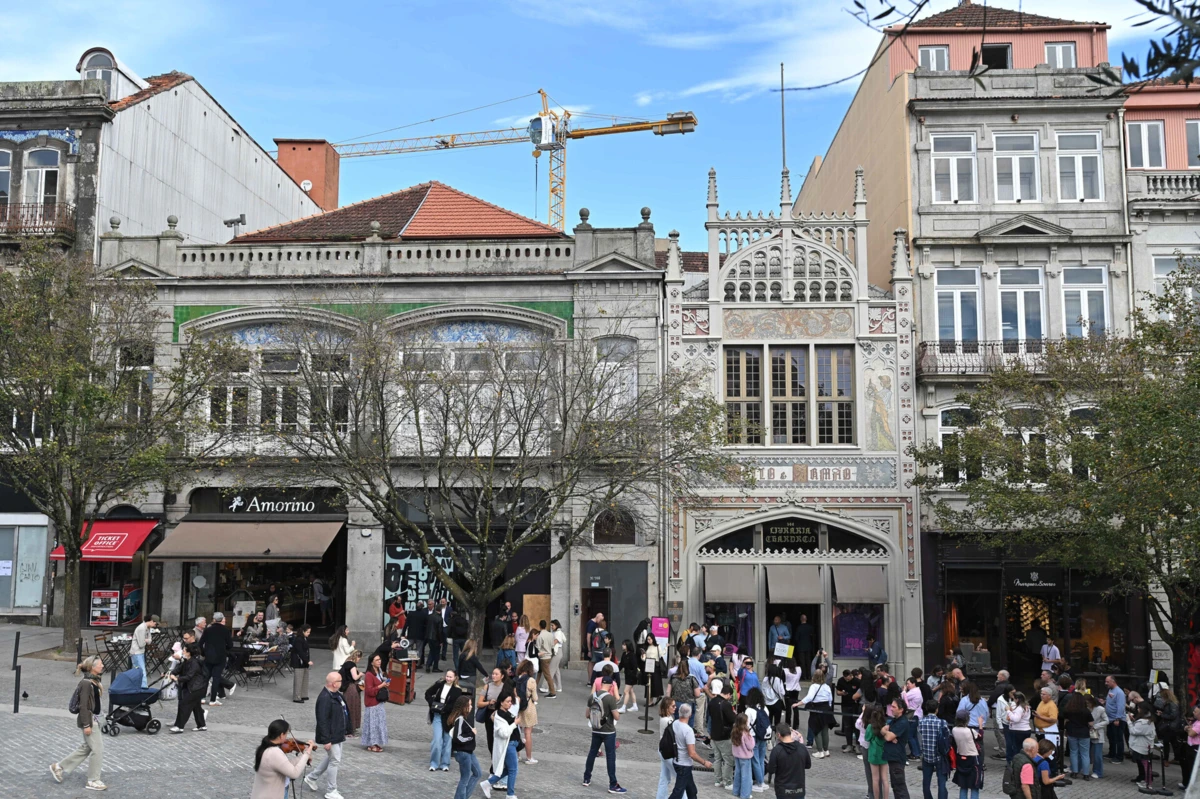 Edifício contíguo à Livraria Lello, na Rua das Carmelitas, no Porto, terá elevador a ligar os dois prédios