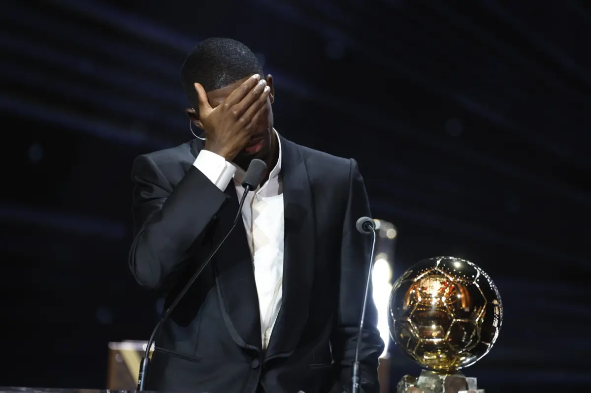 Dembélé não conteve as lágrimas no momento de receber o galardão