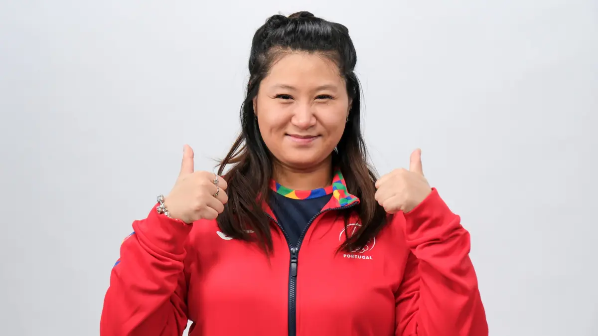 Jieni Shao apurou-se para s segunda ronda do torneio individual de ténis de mesa