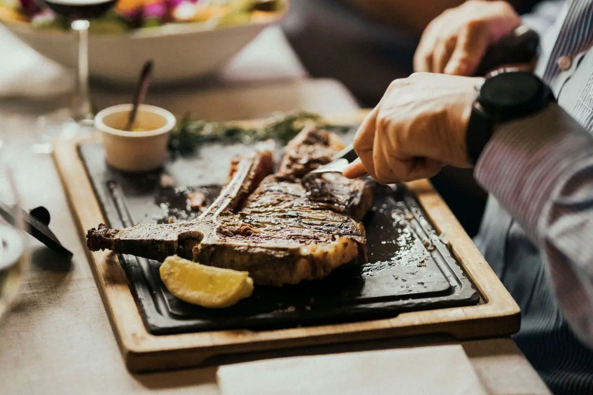 Imagem de contexto do artigo Prato do Dia: a carne e a cozinha de tacho do Abrigo do Pastor, na Madeira