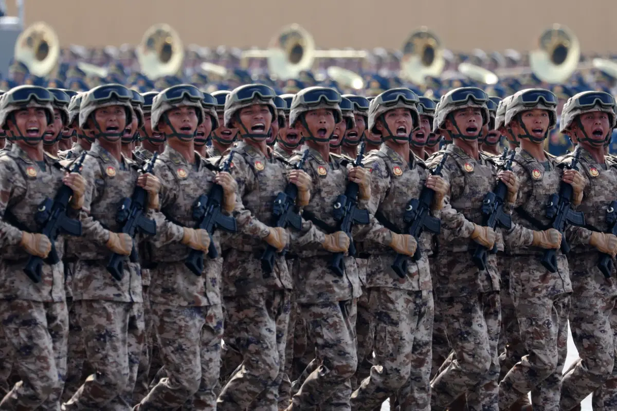 Tropas chinesas marcham durante o desfile militar
