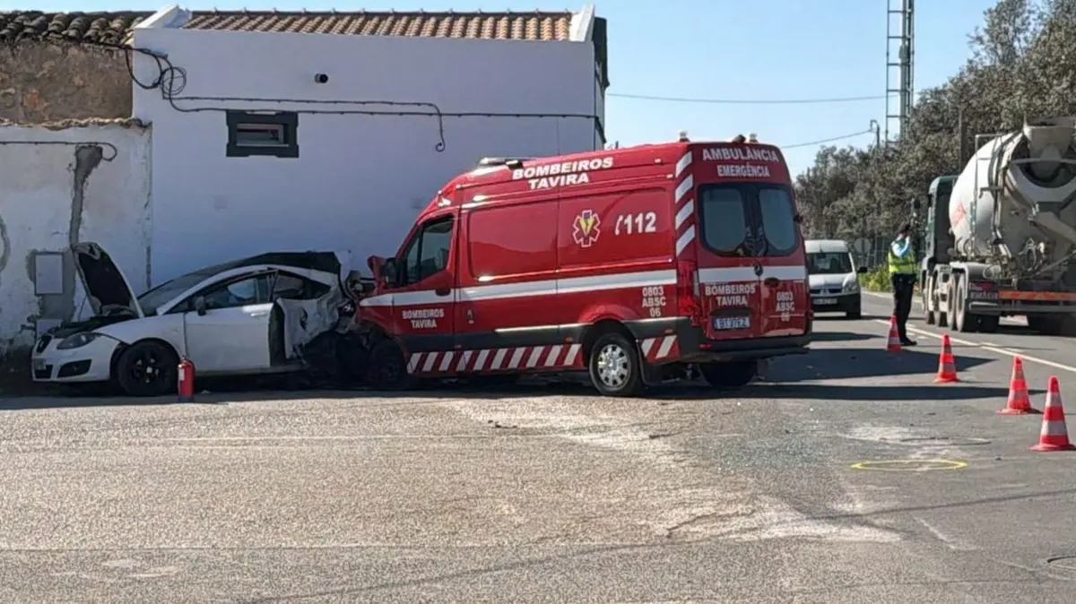 Ambulância e veículo ligeiro encolvidos no acidente