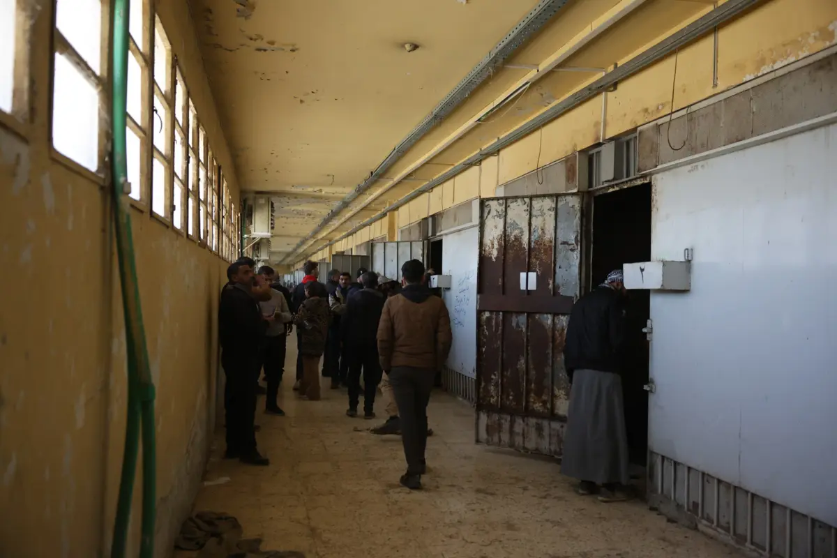 População procura detidos escondidos na prisão de Sednaya