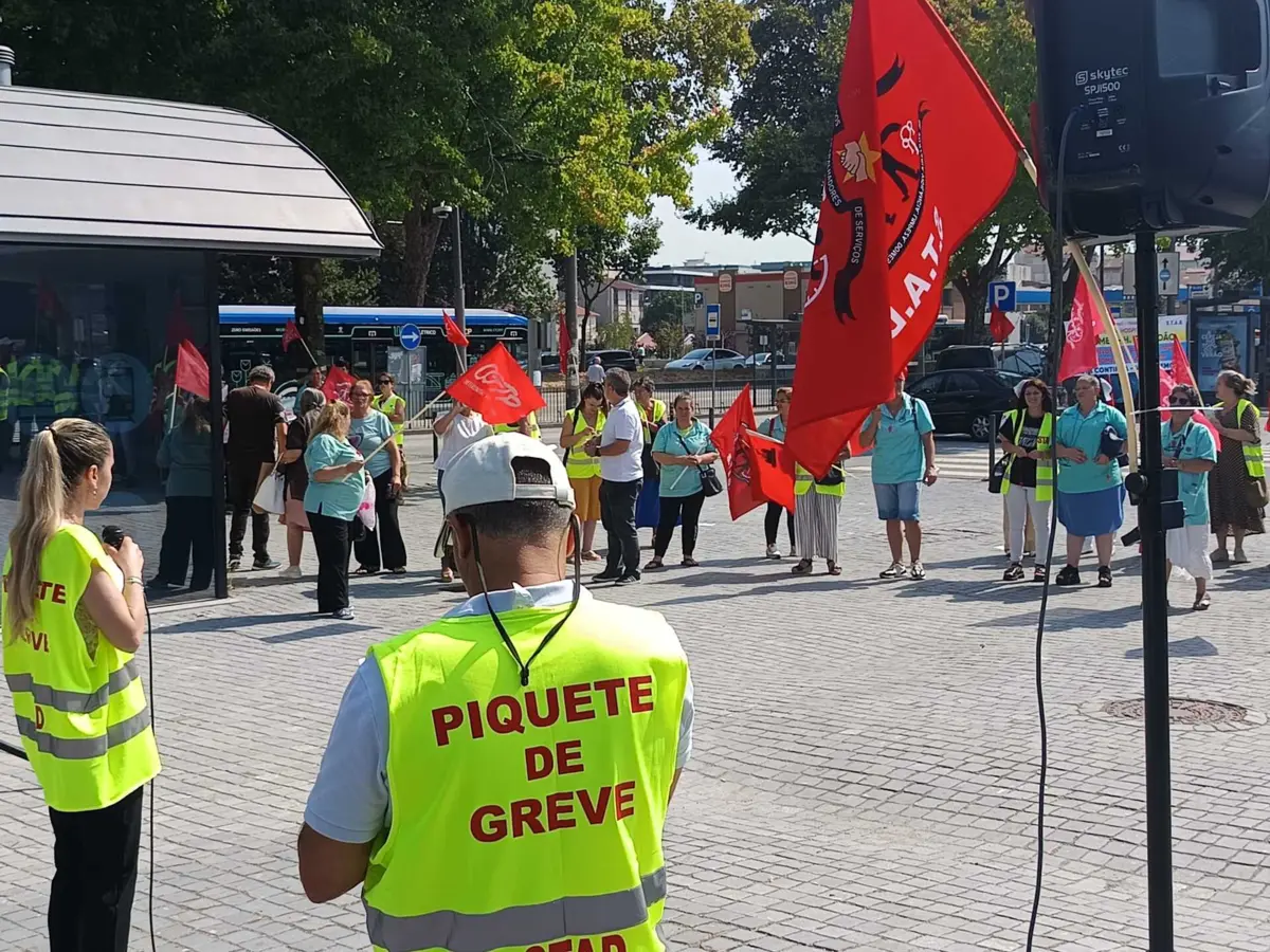 Funcionários de limpeza em greve no Hospital S. João