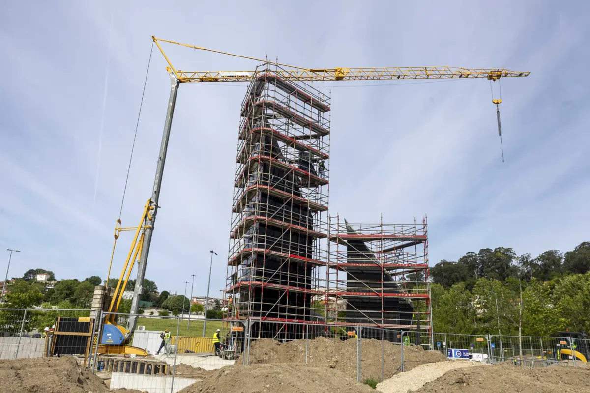 Decorre montagem do monumento em Campanhã, no Porto