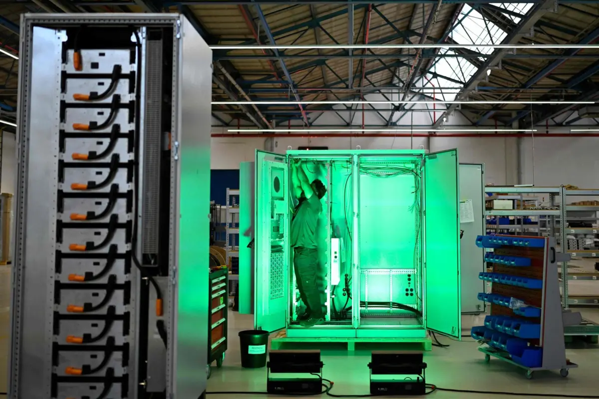 A Voltfang utiliza baterias automóveis usadas para sistemas de armazenamento de eletricidade