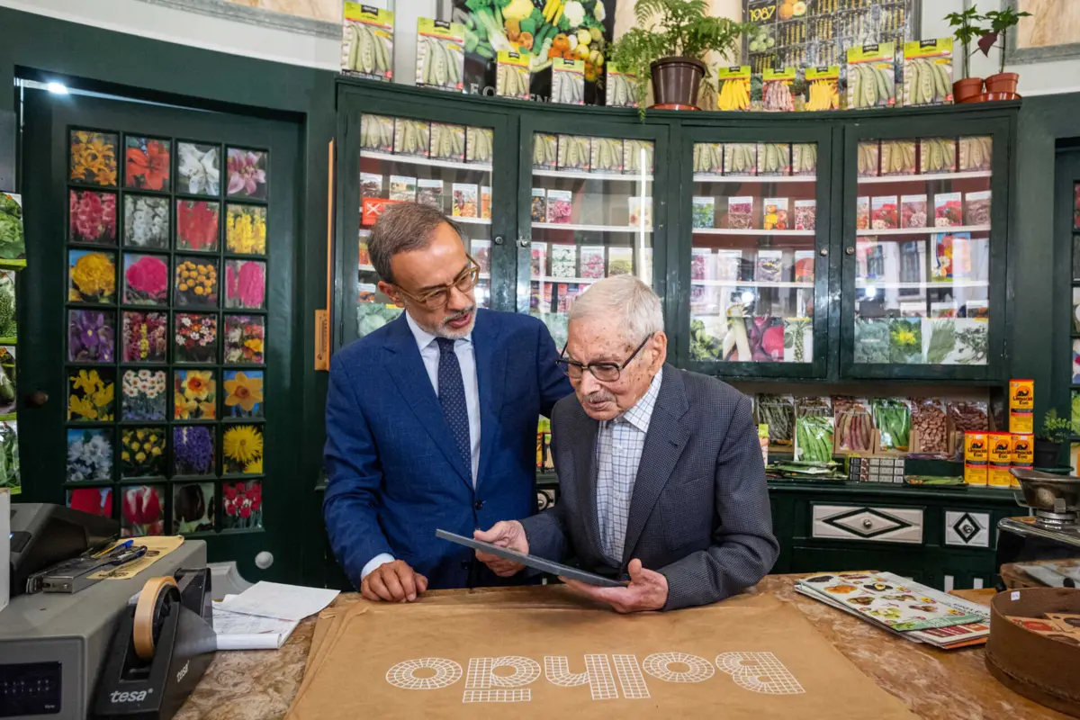 Vereador Ricardo Valente entregou planca a António Sousa, que está na Casa Hortícola há 75 anos