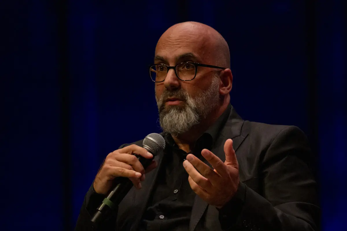 Vinte anos após a estreia, com "O nosso reino"; Valter Hugo Mãe publica o décimo romance