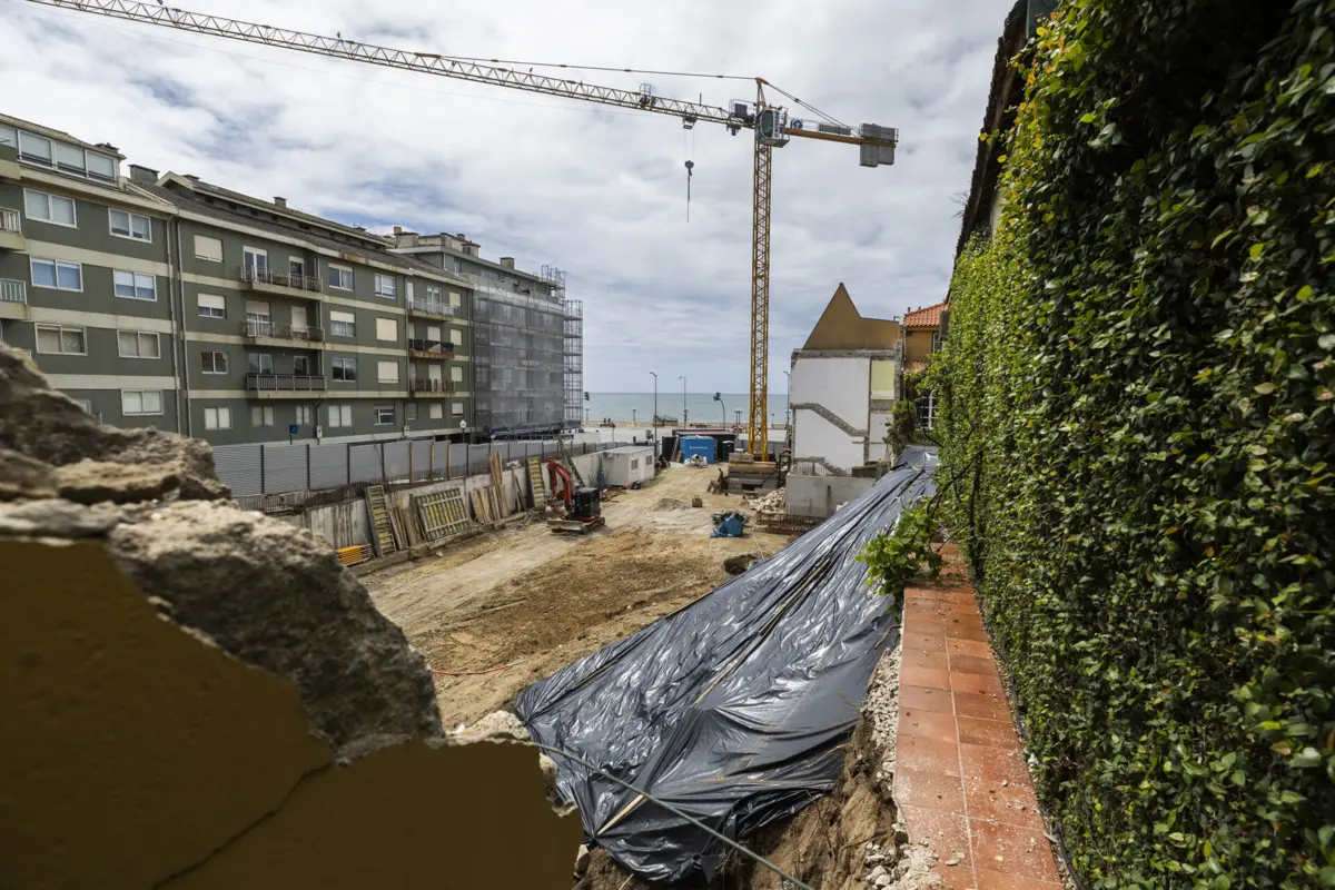 Obra de construção de um prédio com três pisos provocou danos numa moradia e obrigou ao encerramento temporário de um restaurante