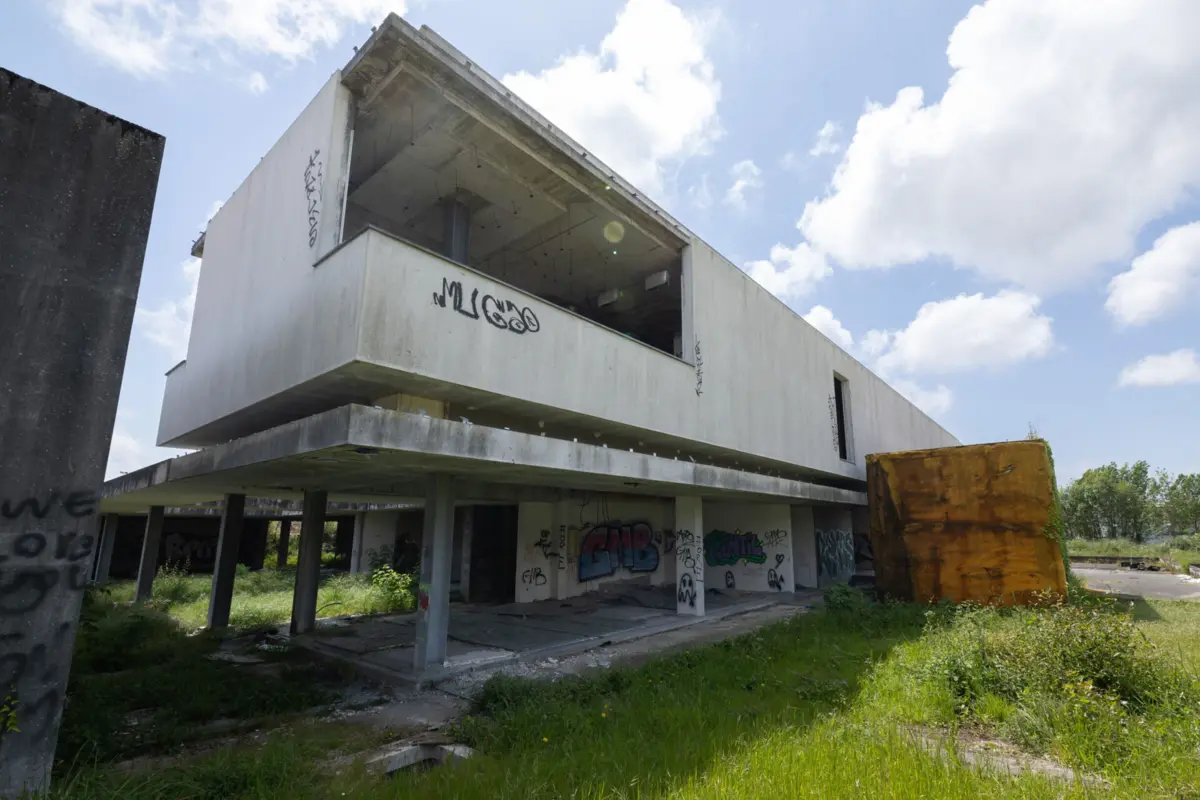 Autarquia reclama 178 mil euros, mais mil euros por cada dia de atraso na conclusão da obra