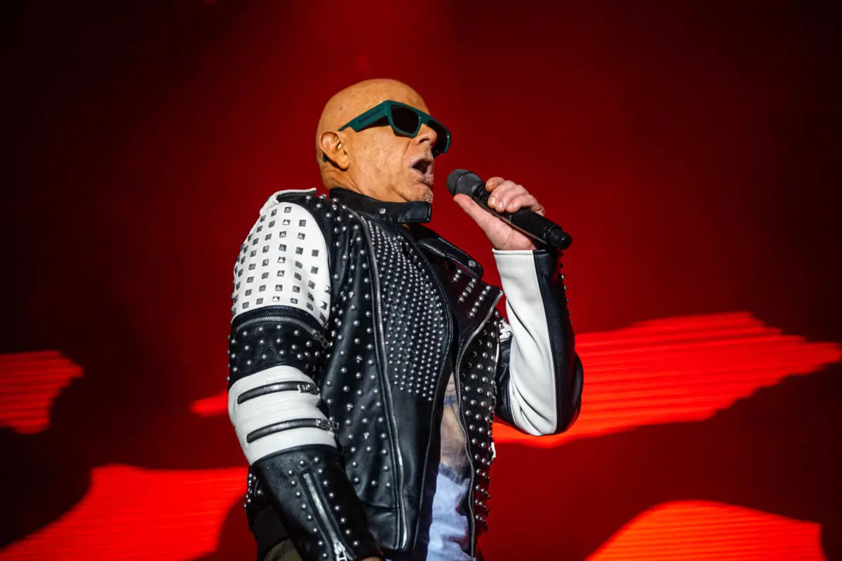 "Viagens" foi o disco de estreia de Pedro Abrunhosa e os Bandemónio e foi editado em 1994