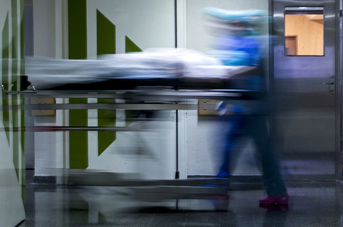 O suspeito sofreu uma descarga elétrica que o projetou vários metros