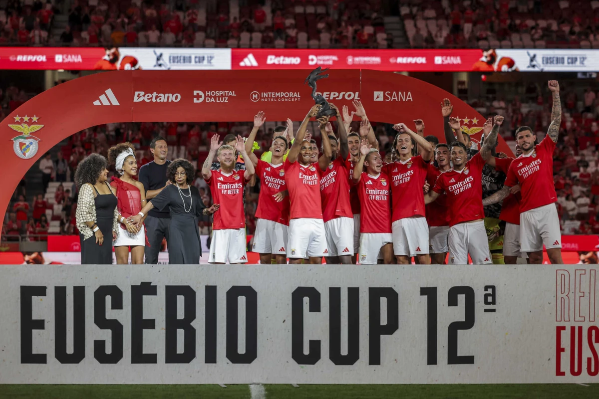 Jogadores o Benfica erguem o troféu da Eusébio Cup, após goleada de 5-0 ao Feyenoord