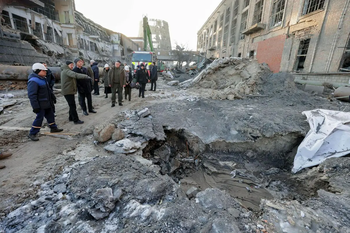 Líder da NATO Mark Rutte (terceiro a contar da esquerda) e o ministro ucraniano da Energia Denys Shmyhal (segundo) numa fábrica do setor energético em Kiev atacada pela Rússia