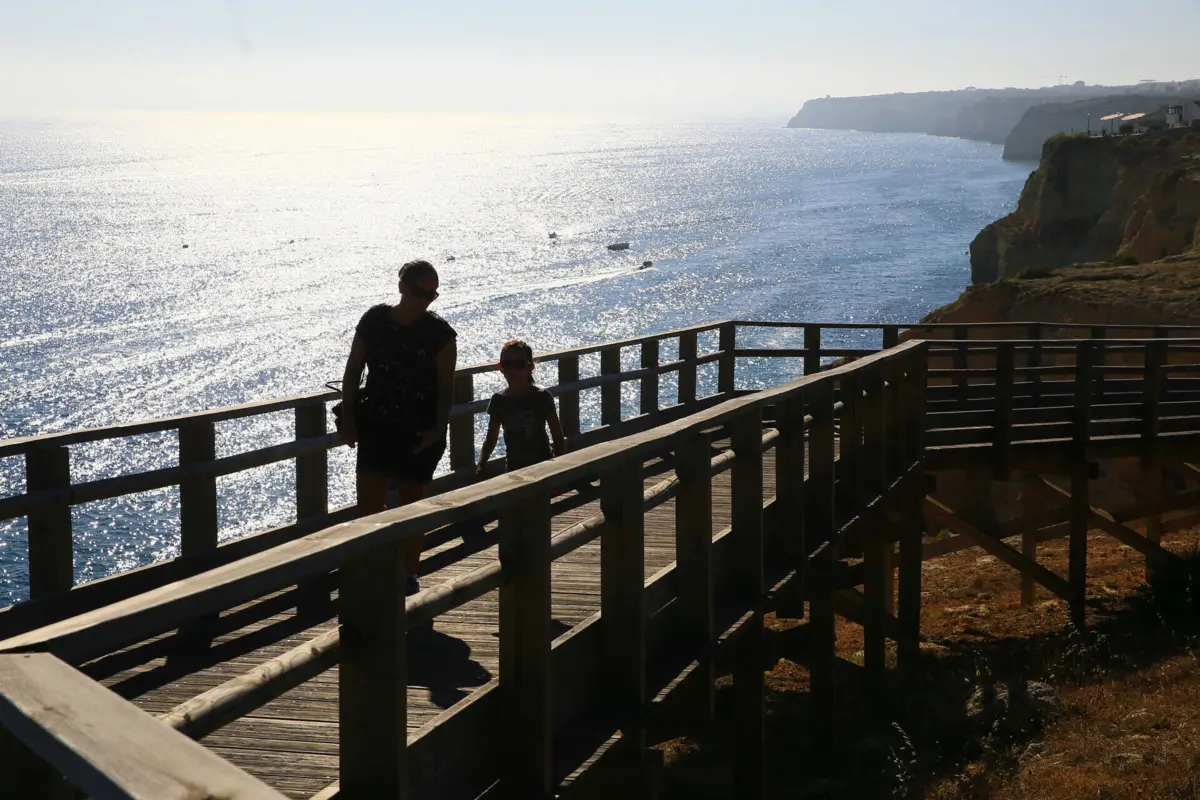 Imagem de contexto do artigo Turistas do Algarve produzem duas vezes mais lixo do que os habitantes da região