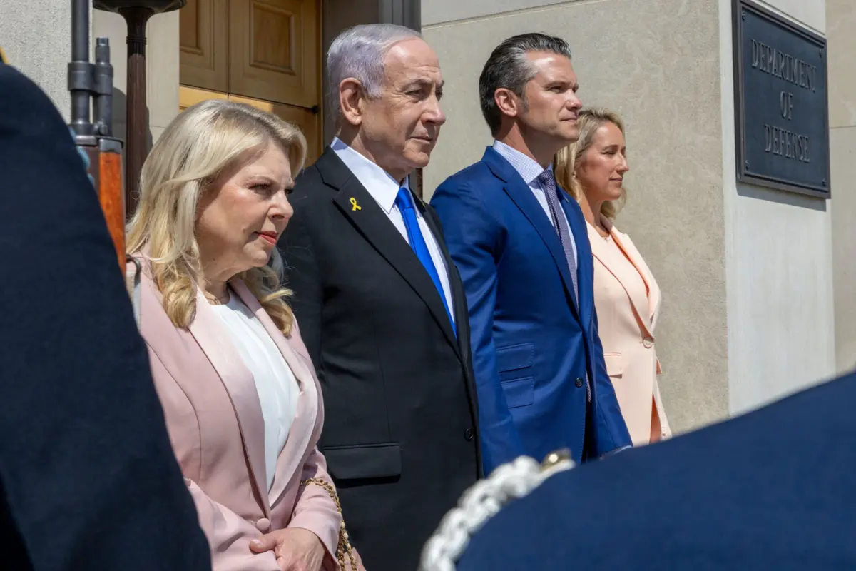 O casal Benjamin e Sara Netanyahu em primeiro plano