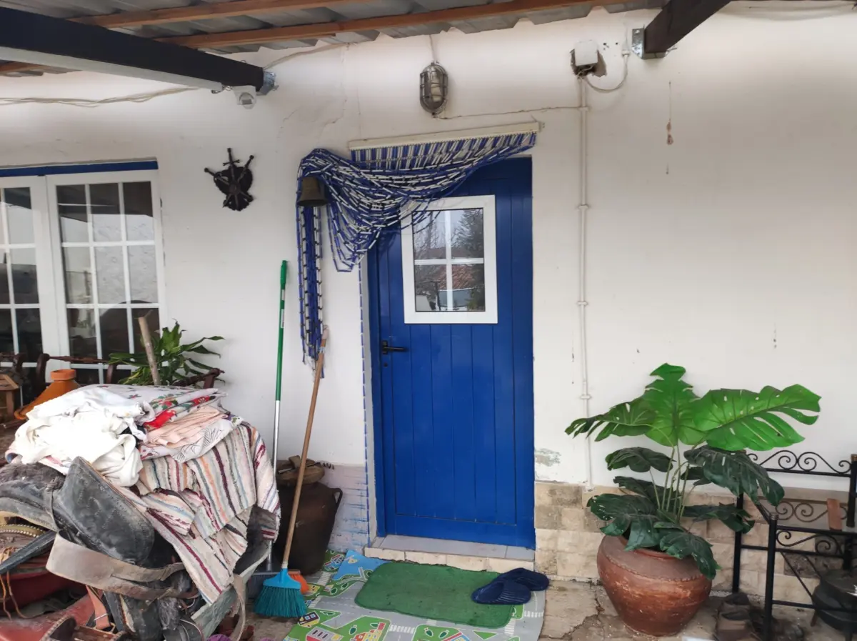 Assaltantes bateram à porta da habitação e entraram