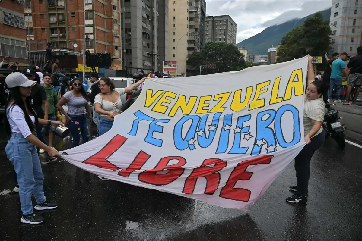 Multidão saiu à rua em protesto, em Caracas