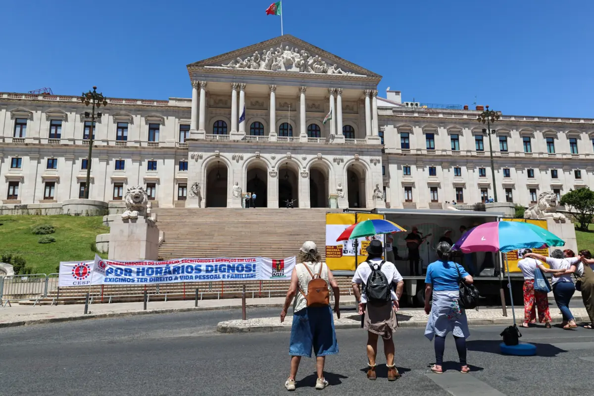 Juntaram-se mais de uma centena de trabalhadores do comércio