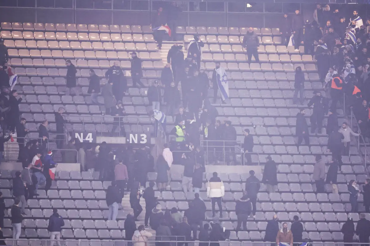 Imagem dos confrontos entre adeptos no Stade de France