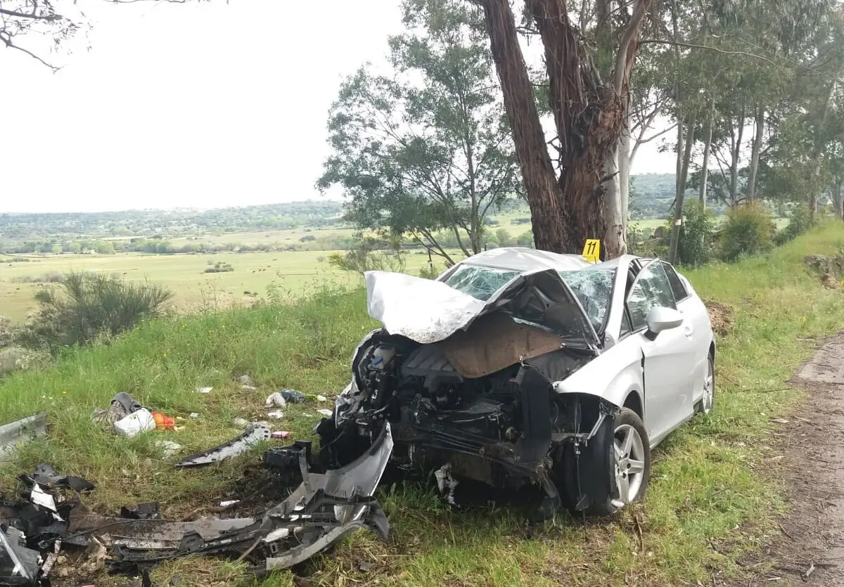 Carro ficou parcialmente desfeito