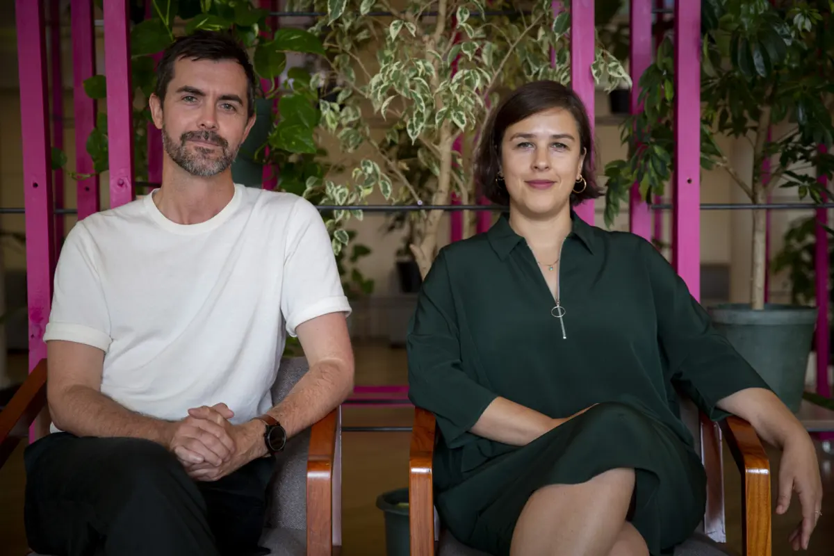 Drew Klein, norte-americano contratado em 2023, fica na direção do Teatro Municipal do Porto e Cristina Planas Leitão sai.