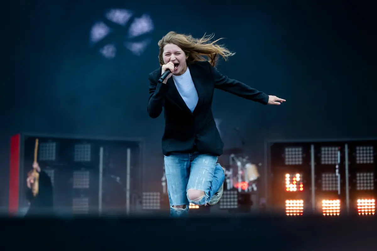 No palco principal, a abertura ficou a cargo de Girl in Red, ou a norueguesa Marie Ulven Ringheim, uma estreia no NOS Alive