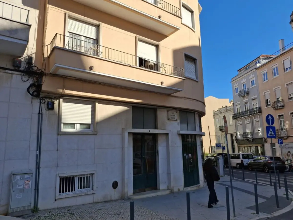 Paulo e Emília viviam no 1.º andar de prédio da Rua Portugal Durão