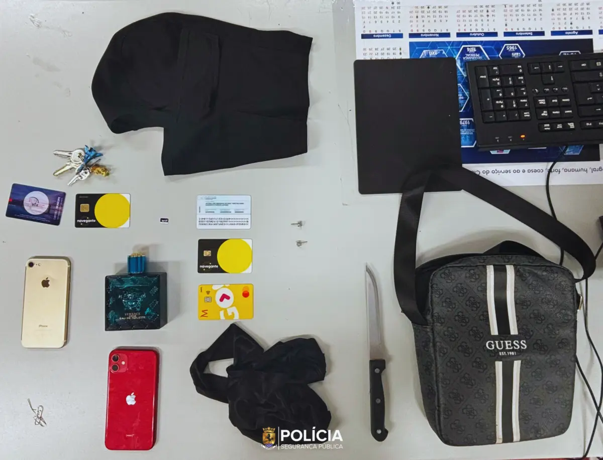 PSP deteve suspeito de assalto e apreendeu-lhe uma faca, uma balaclava e documentos furtados.