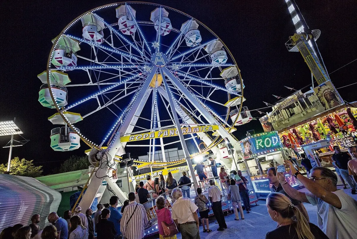 O espaço da feira, com 75 mil m2, conta com diversões, restauração, comércio e artesanato