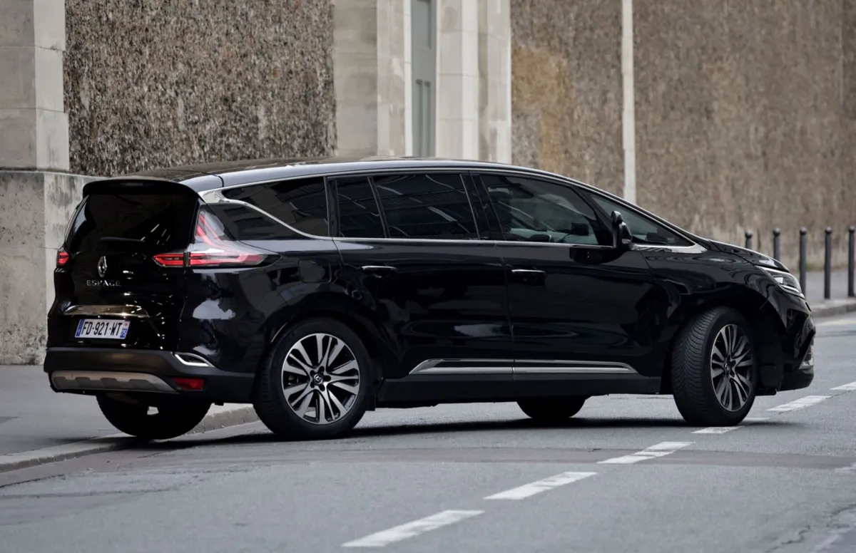 Viatura que transportou Sarkozy à saída da prisão após 20 dias