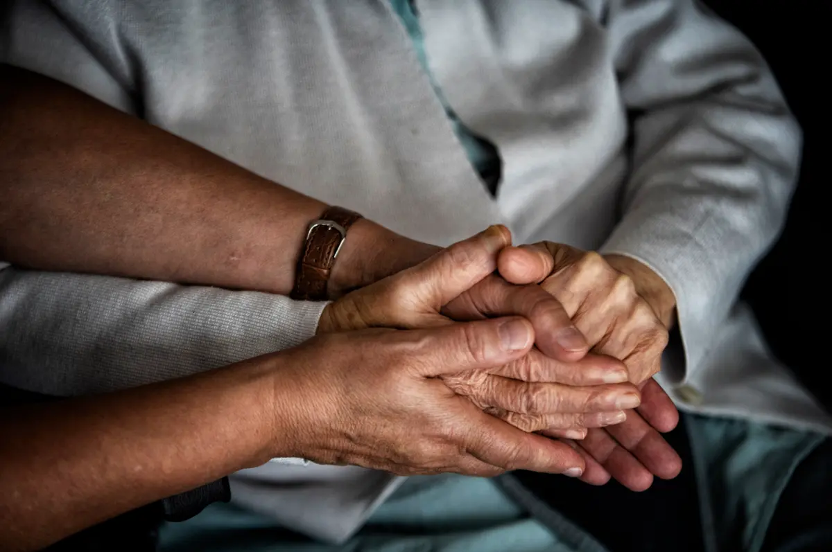 Segundo um trabalho publicado na revista científica Nature Medicine, os pacientes adquiriram a doença durante a infância quando se submeteram a um tratamento com hormonas de crescimento