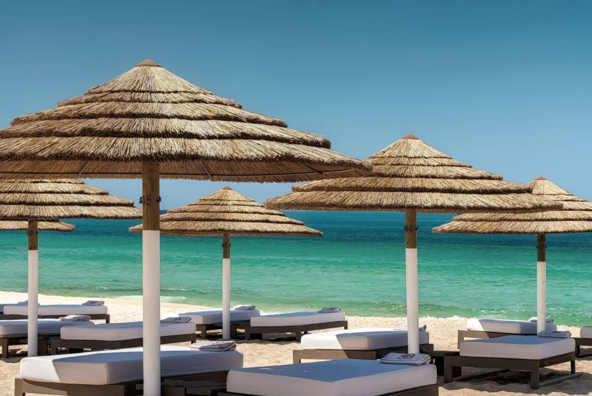 O restaurante tem espreguiçadeiras na praia com serviço exclusivo de comidas e bebidas.