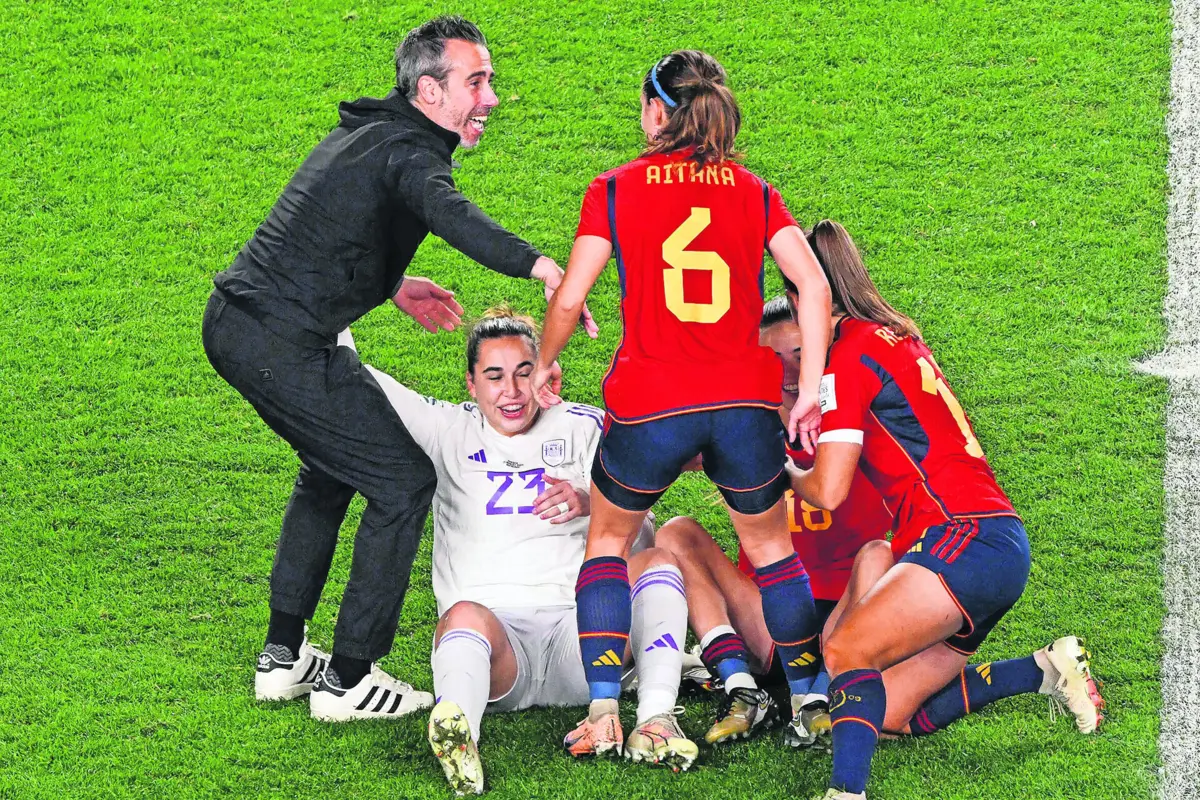 Jorge Vilda e jogadoras festejam presença na final. Há um ano, o técnico era alvo de rebelião e boicote