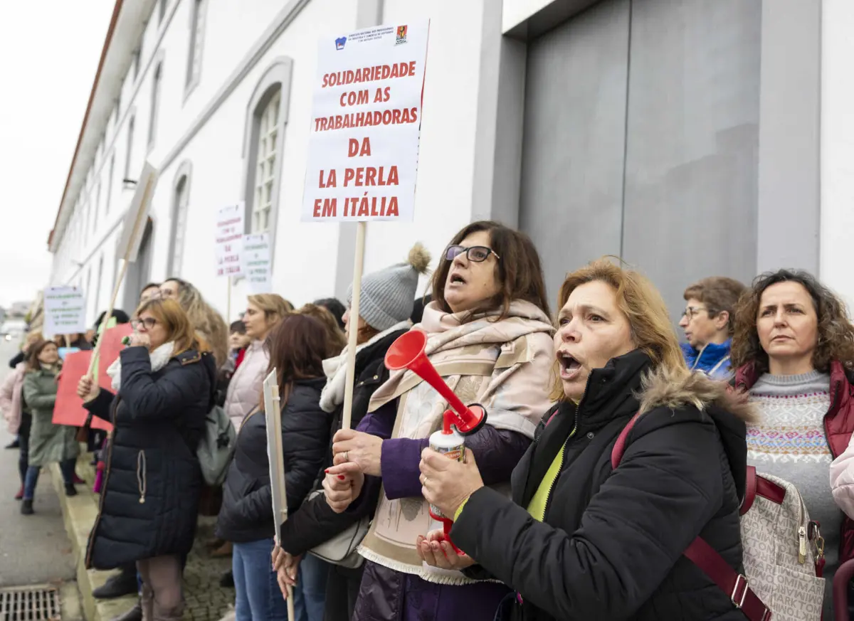 Trabalhadoras estiveram esta terça-feira concentradas à porta da empresa