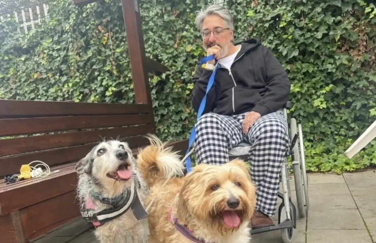 Nuno Markl partilhou um raro momento ao ar livre com as cadelas Chiclete e Flor, enquanto continua a recuperar do AVC