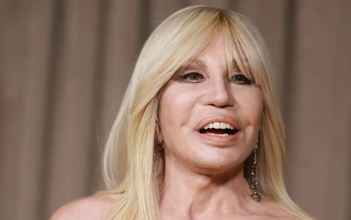 Donatella Versace tem uma participação especial na sequela de "O Diabo veste Prada"