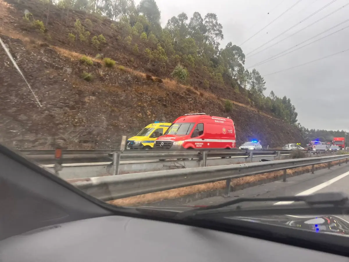 Acidente está a condicionar a circulação na A4