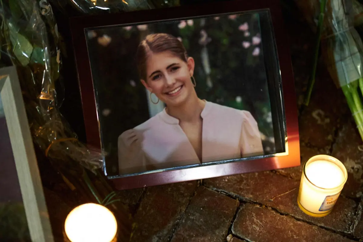 Imagem de contexto do artigo Centenas de pessoas homenageiam aluna morta por português na Universidade de Brown