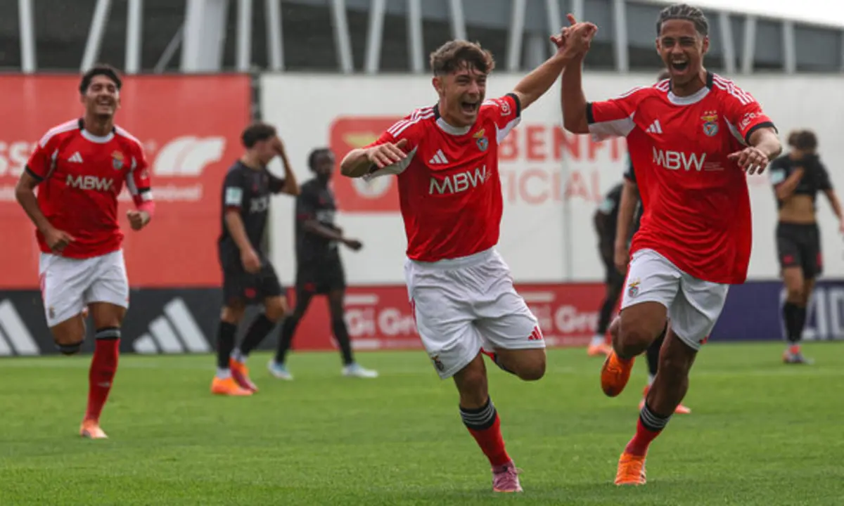 Jovens do Benfica festejam golo ao Bayer Leverkusen