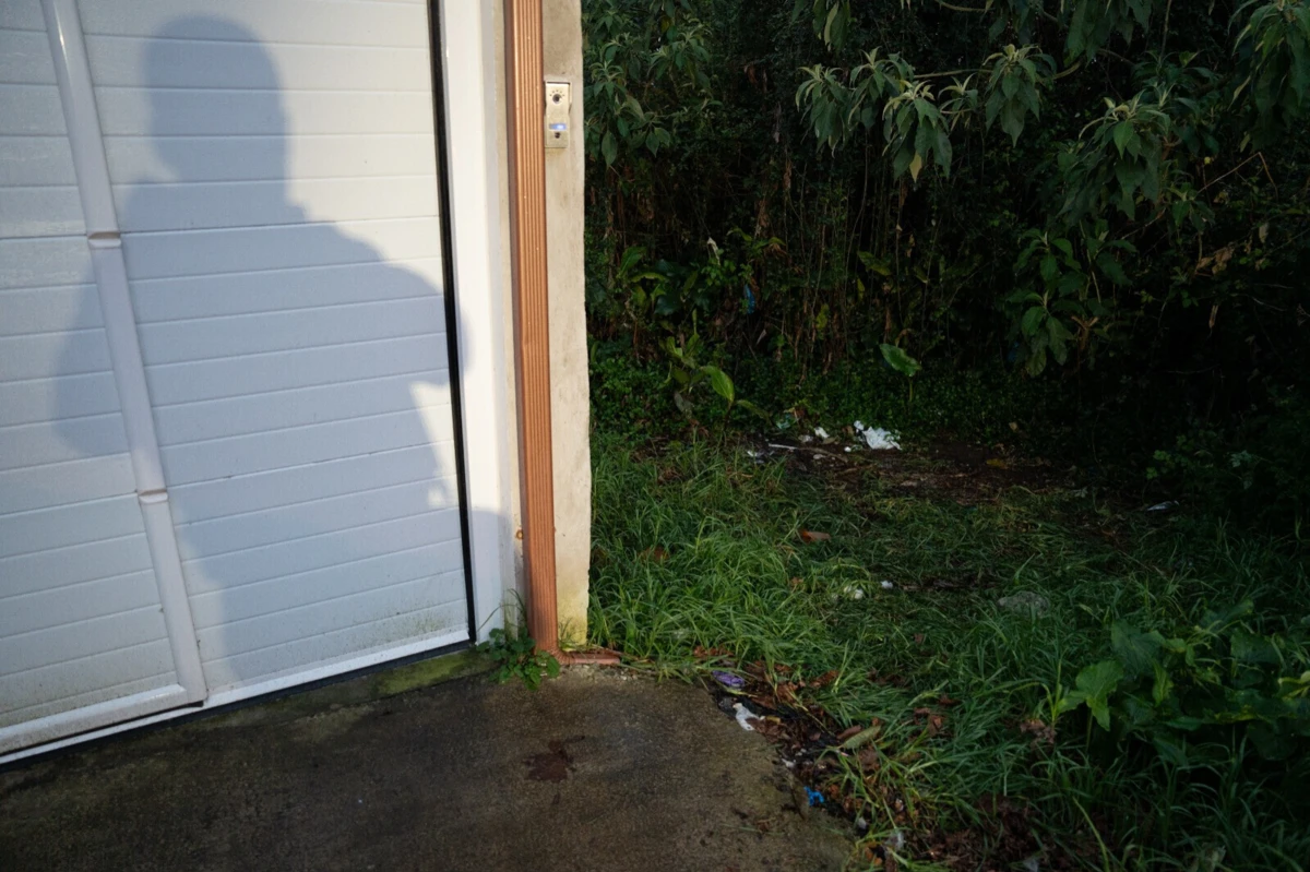 O corpo foi encontrado numa zona de mato perto da casa onde a vítima vivia