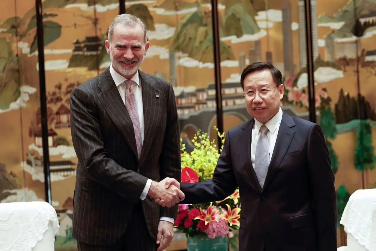 Felipe VI com o secretário do partido comunista de Sichuan, Wang Xiaohui, no Forúm Económico Espanha-China esta terça-feira