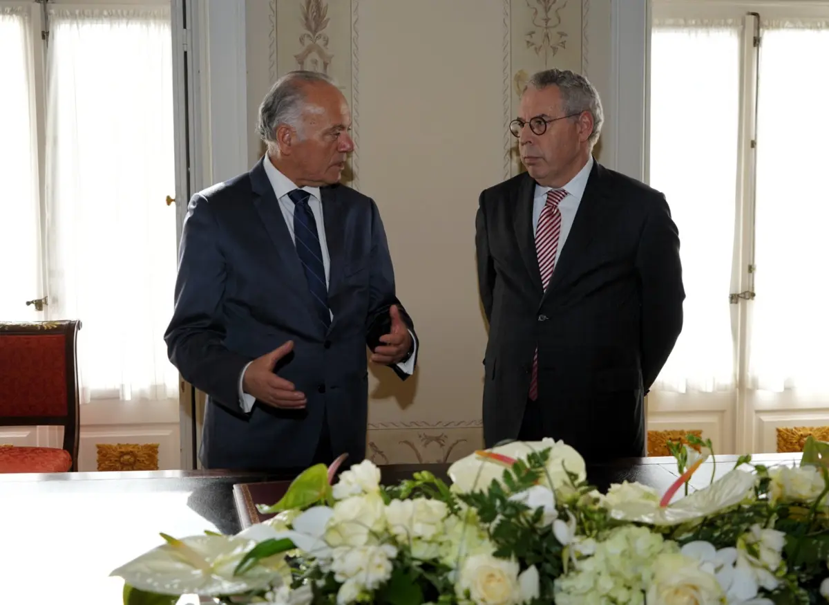 O Procurador-Geral da República Amadeu Guerra, à esquerda, e o presidente do MENAC José Mouraz Lopes assinaram protocolo