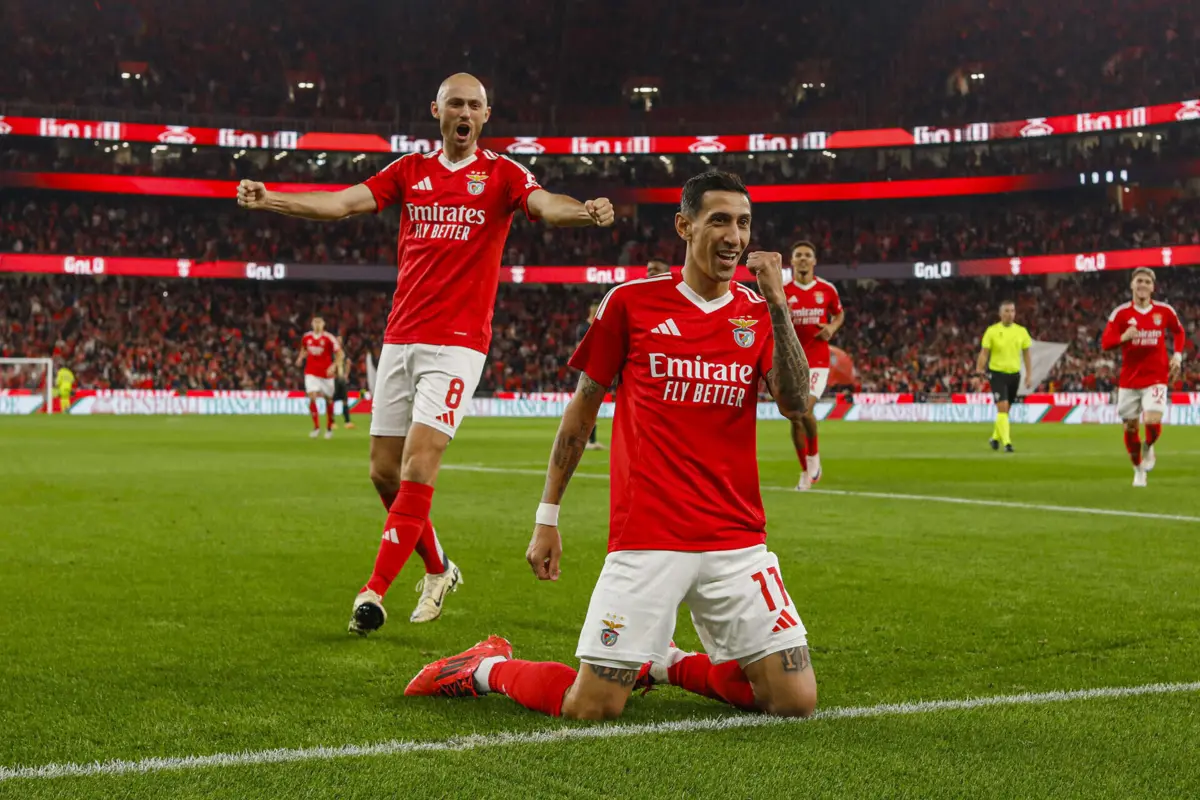 Mais uma noite memorável de Di María na Luz, com um hat-trick ao Estrela da Amadora