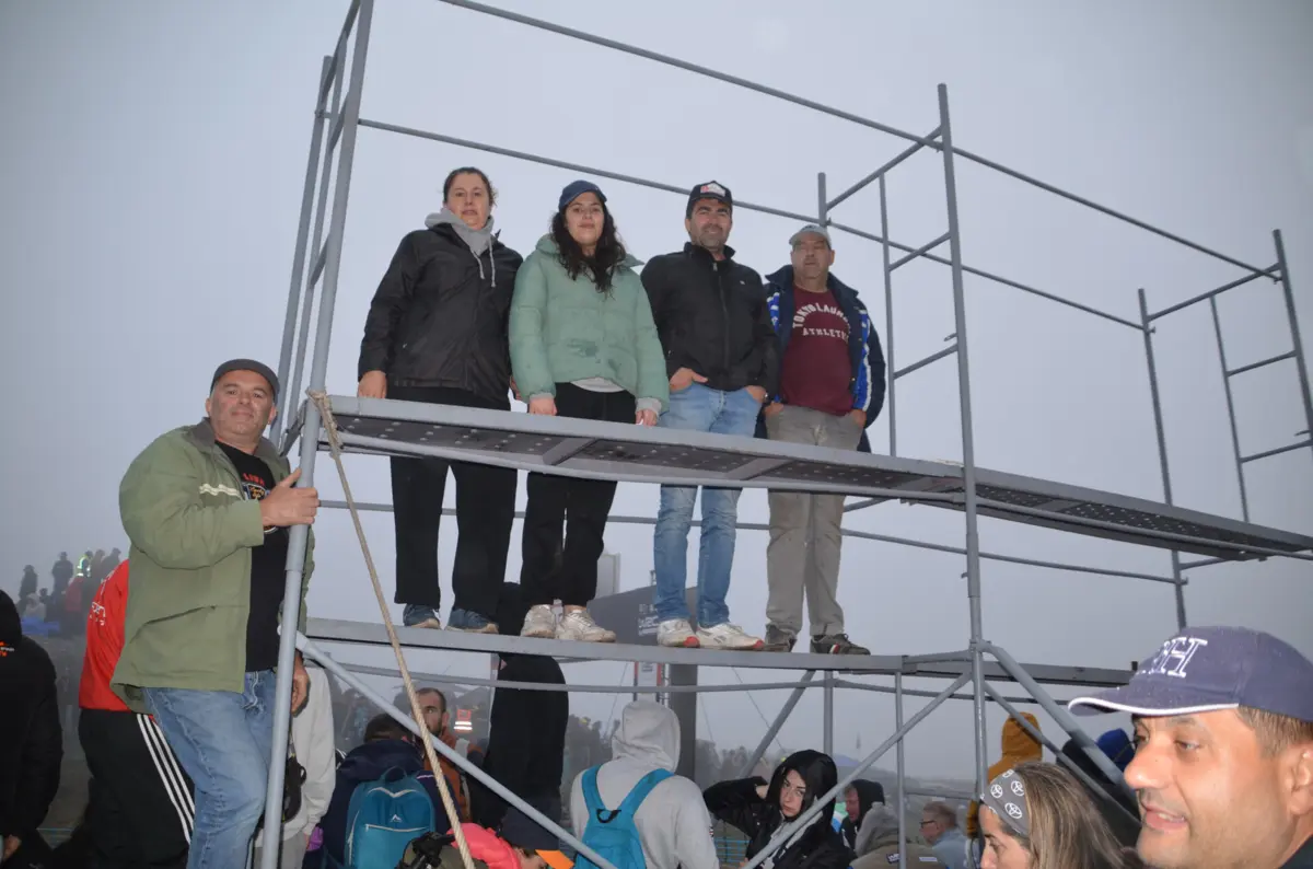 Amigos assistem ao rali de lugar privilegeado