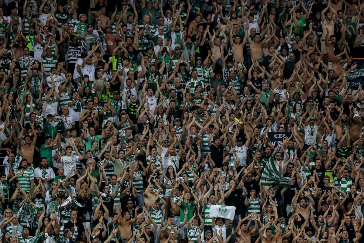 A adepta do Sporting foi atingida por pedaços de vidro que caíram da bancada