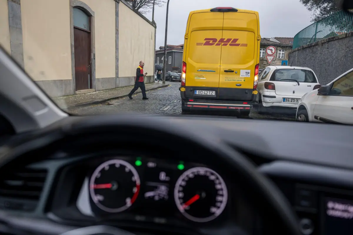 Mário entrega uma encomenda em Braga