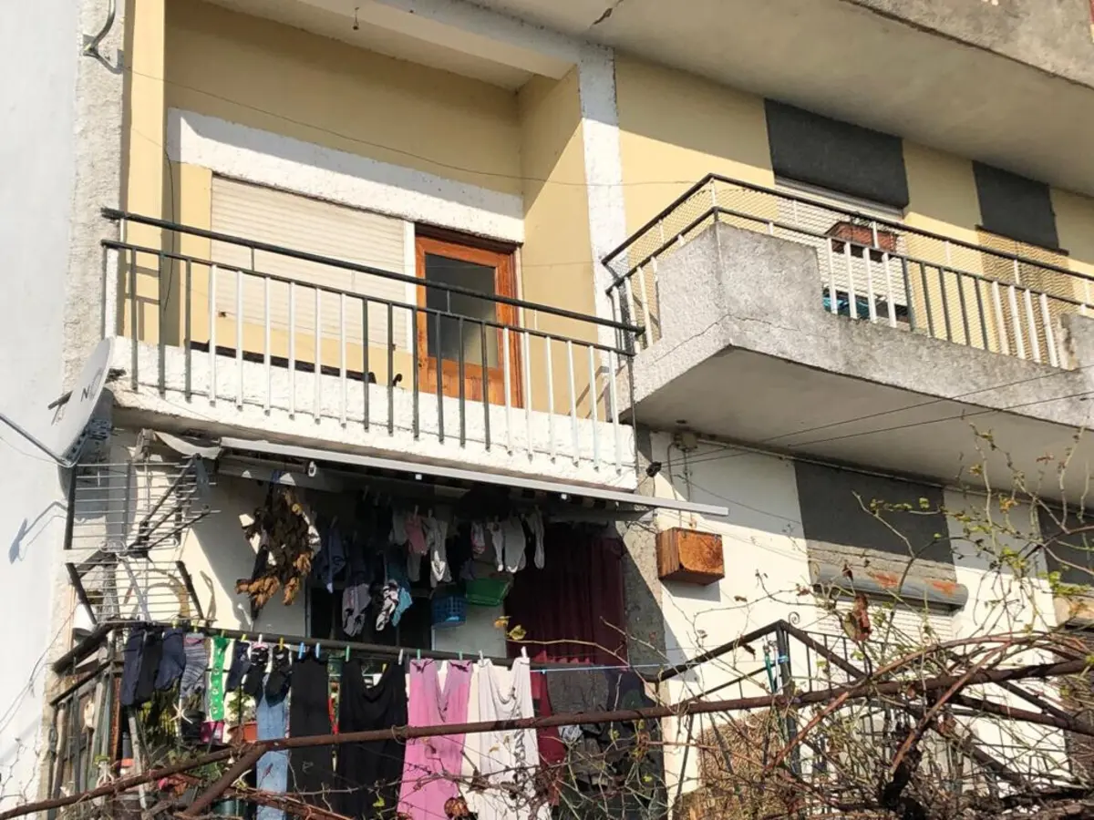 Agressor estava na varanda da casa (em cima, do lado esquerdo) com o bebé no chão e cheio de sangue