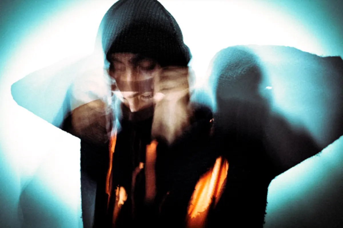 Londrino Jawnino faz da palavra o seu ouro e flutua entre rap, jungle e grime.